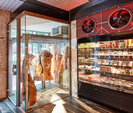 Integracion iluminación vitrinas Carnico Madrid